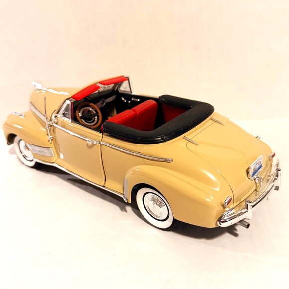 Welly 1:18 Scale 1941 Chevy Special Deluxe Cream Convertible Diecast Model Car - Picture 2 of 13